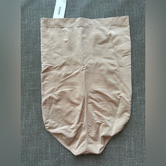 SPANX High-Waisted Brief Soft Nude Shape Wear Size L
Brand new with tags - Picture 5 of 8